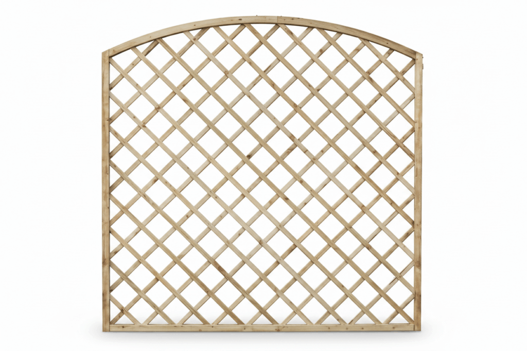 Eine Holzgitterwand mit gebogenem oberen Rand und diagonal verlaufenden Streben, die ein Rautenmuster bilden, isoliert auf weißem Hintergrund.
