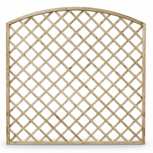 Eine Holzgitterwand mit gebogenem oberen Rand und diagonal verlaufenden Streben, die ein Rautenmuster bilden, isoliert auf weißem Hintergrund.