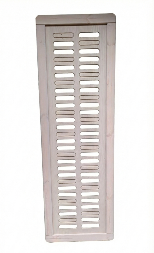 Längliches Holzpaneel mit mehreren rechteckigen Aussparungen in der Mitte.