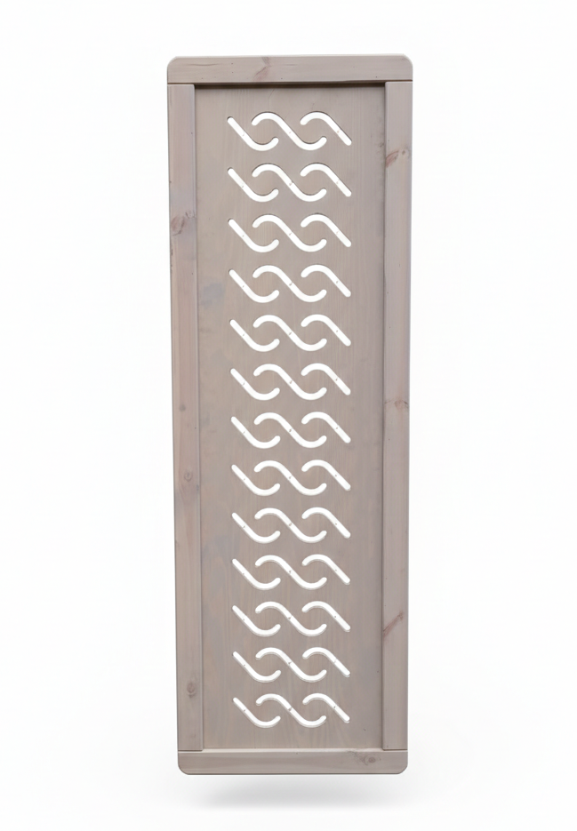 Holzplatte mit wellenförmigen Ausschnitten in symmetrischem Muster.