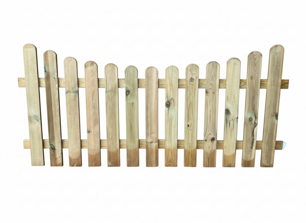 Holzzaun mit vertikalen, abgerundeten Latten in verschiedenen Höhen auf weißem Hintergrund.