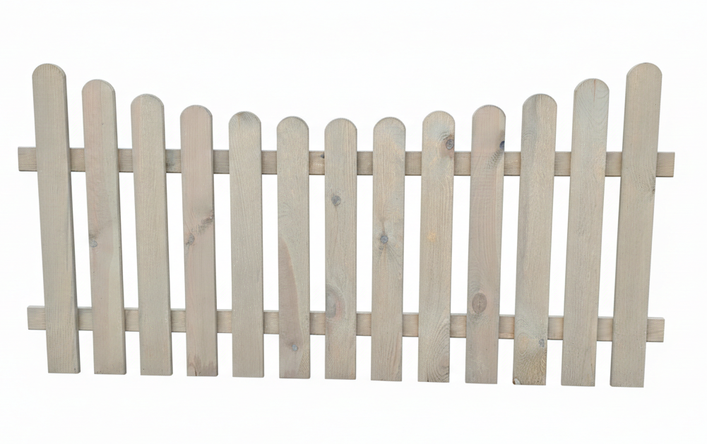 Ein niedriger Holzzaun mit abgerundeten Latten gegen einen weißen Hintergrund.