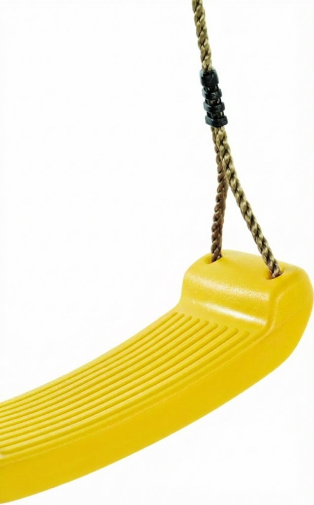 Gelber Kunststoffsitz einer Schaukel mit braunen Seilen.