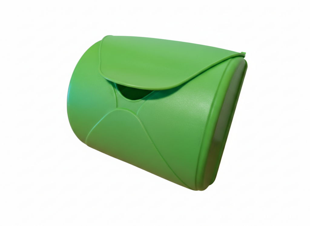 Grüne, kompakte Tasche mit abgerundeten Kanten und einer Klappe zum Verschließen.