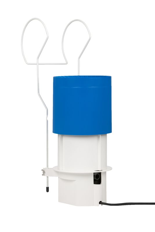 Ein weißer und blauer Gefrierschrank mit Tür, Kabel und Metallgriff.