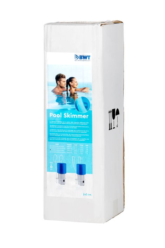 Verpackung eines BWT Poolskimmers mit Abbildung von zwei schwimmenden Personen und Produktinformationen auf der Vorderseite.