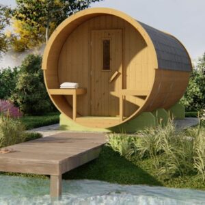 Rundes Holzsaunahäuschen mit kleinem Steg, umgeben von üppigem Garten und bunten Pflanzen.