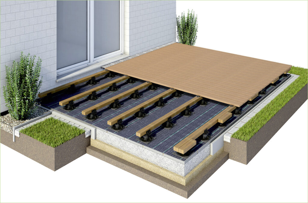 Schnittdarstellung einer Terrassenkonstruktion mit Holzdielen, Balkenrahmen, darunter liegendes Material und Pflanzen an der Seite.