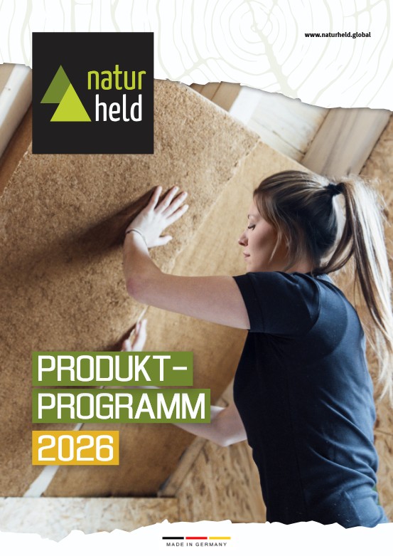 Eine Frau befestigt eine große Korkplatte; Text: "Produkt-Programm 2026" und "naturheld".