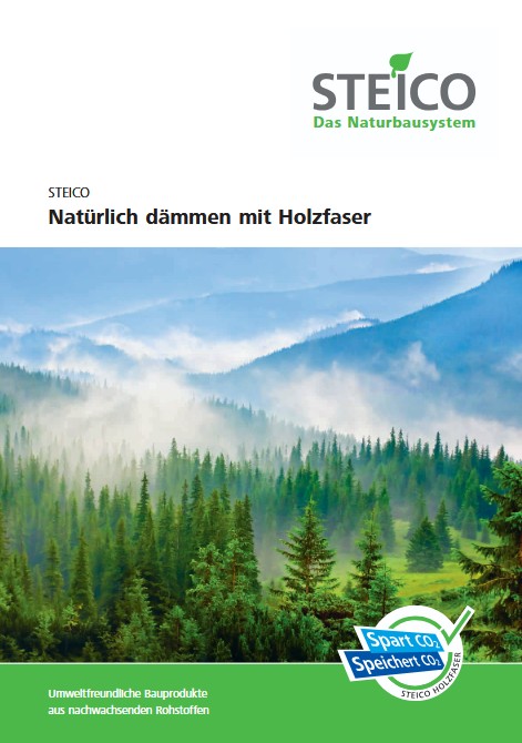 Werbung für STEICO mit bewaldeter Berglandschaft und dem Slogan "Natürlich dämmen mit Holzfaser".