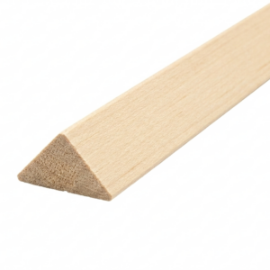 Dreieckige Holzleiste mit glatter Oberfläche, im Profil aufgenommen.