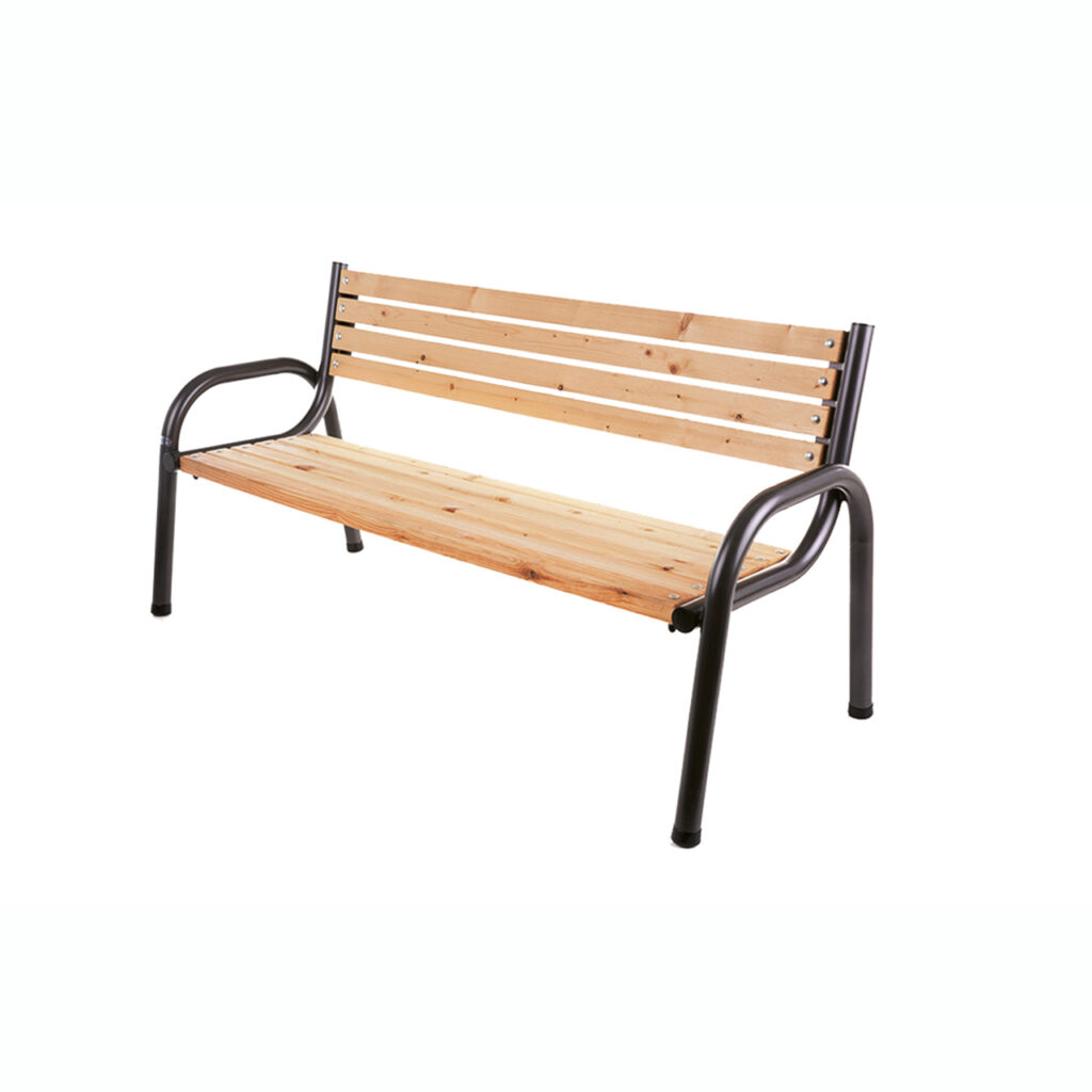 Holzbank mit Metallgestell und geschwungenen Armlehnen vor weißem Hintergrund.