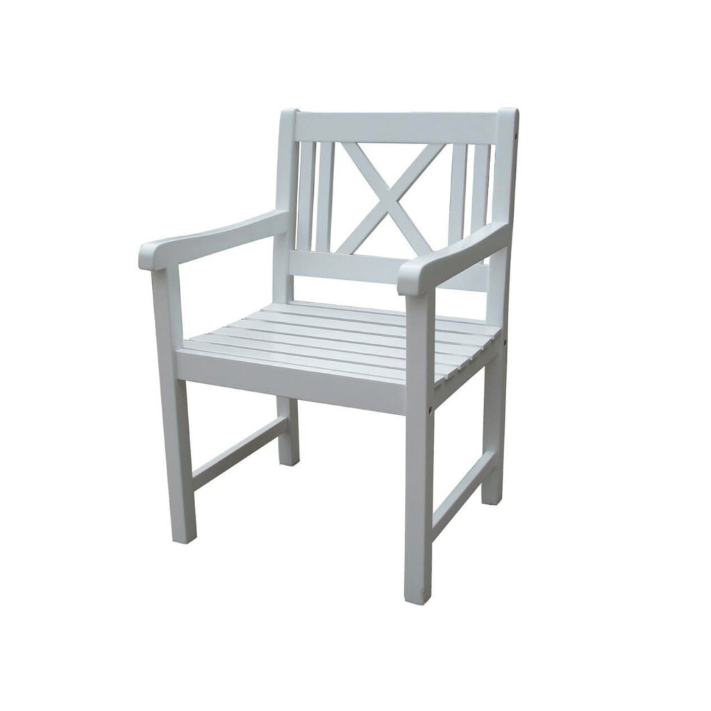 Weißer Holzstuhl mit Armlehnen und Kreuzmuster auf der Rückenlehne.