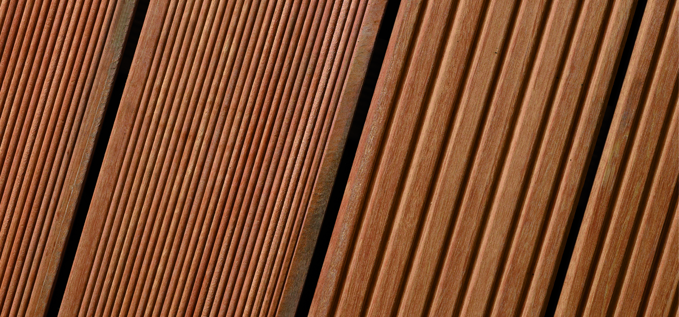 Zwei nebeneinanderliegende Holzdielen mit unterschiedlichen Rillenmustern.