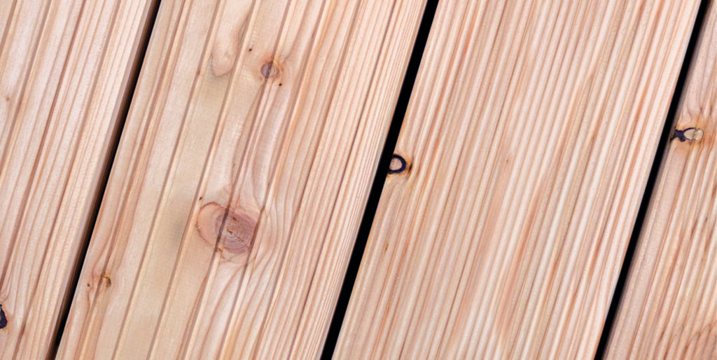 Hölzerne Dielen mit natürlicher Maserung und leichten Abständen zwischen den Planken.