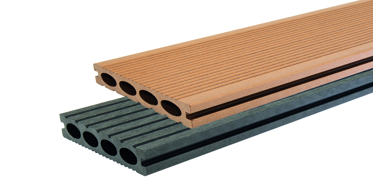 Zwei übereinander gestapelte Terrassendielen aus braunem und schwarzem Verbundmaterial mit gerillter Oberfläche und runden Hohlkammern.