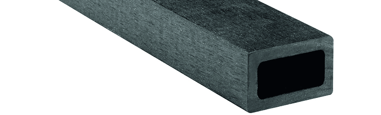 Quadratisches Metallrohr mit hohlem Inneren auf weißem Hintergrund.