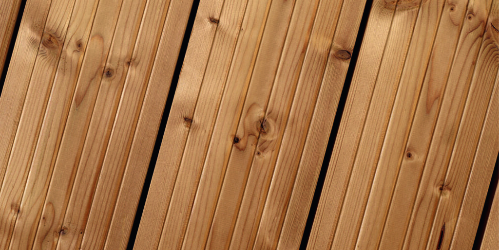Holzdielen mit natürlichen Maserungen und Knoten in einer gleichmäßigen Anordnung.