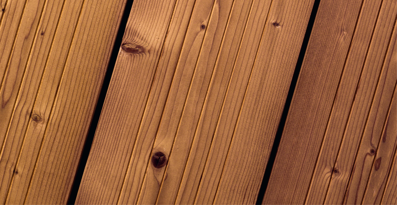 Holzplanken mit sichtbarer Maserung und einigen Astlöchern.