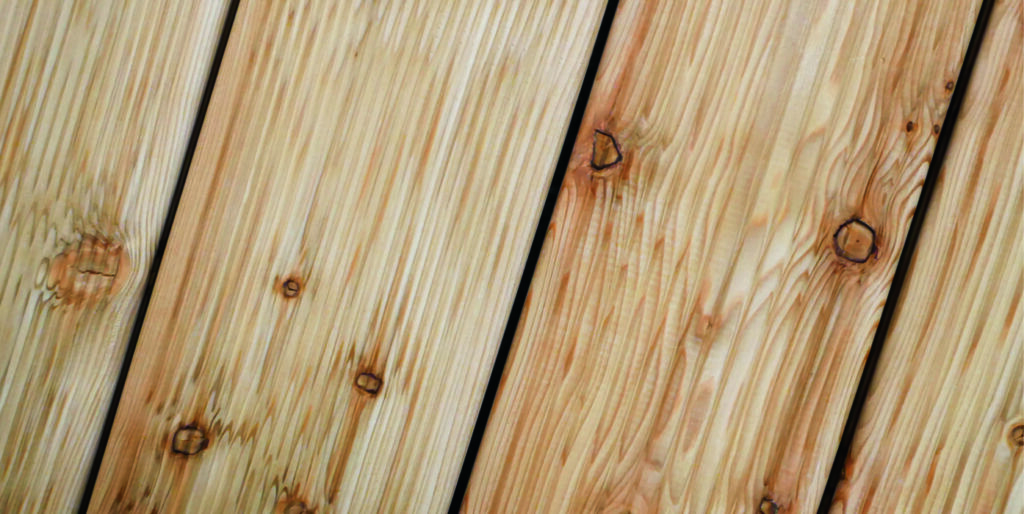 Holzdielen mit sichtbaren Maserungen und Astlöchern.