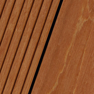 Nahaufnahme einer Holzterrasse mit glatter und geriffelter Struktur in verschiedenen Paneelen.
