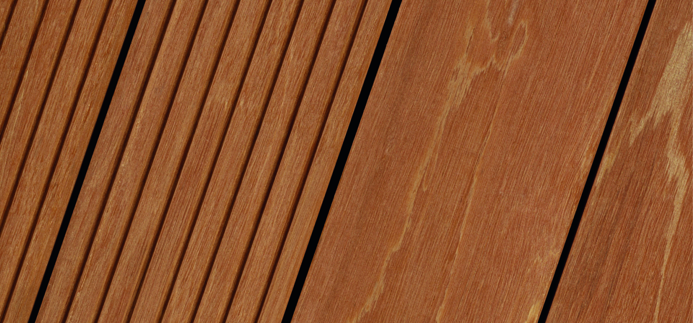 Nahaufnahme einer Holzterrasse mit glatter und geriffelter Struktur in verschiedenen Paneelen.