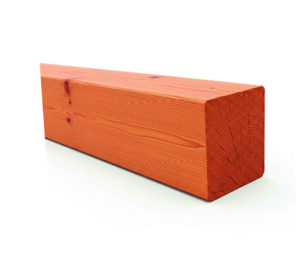 Ein rechteckiger, rötlicher Holzbalken mit glatten Oberflächen und sichtbaren Maserungen.