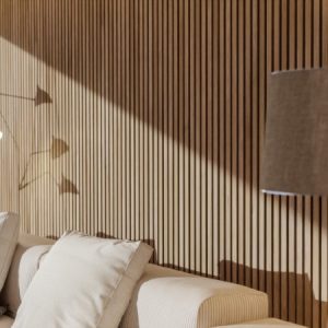 Ein moderner Wohnbereich mit einer beige Couch, die vor einer Holzwand mit vertikalen Streifen steht. Im Hintergrund ist eine Stativlampe und ein Fenster mit Aussicht nach draußen zu sehen.